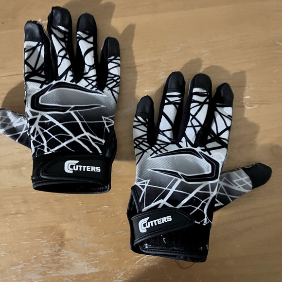 Cutters black and white Youth size L football gloves - Picture 1 of 3